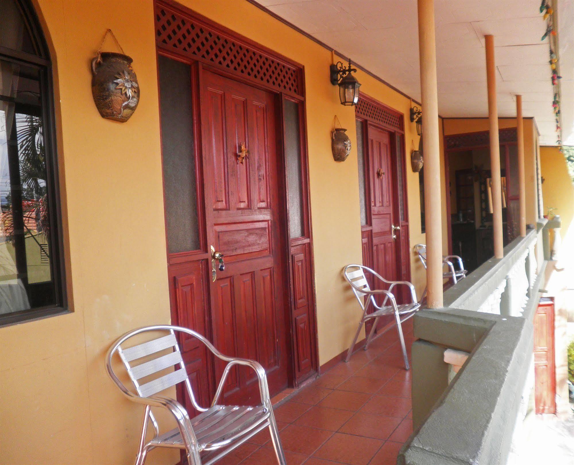 Cabinas Madeleine Puntarenas Exteriér fotografie