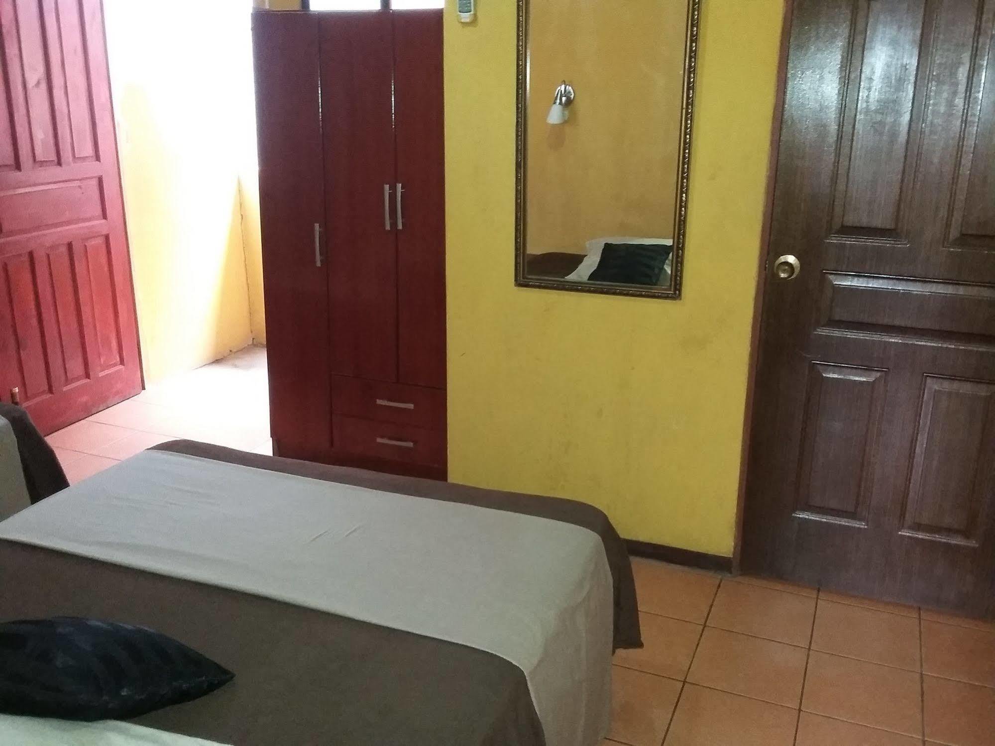 Cabinas Madeleine Puntarenas Exteriér fotografie