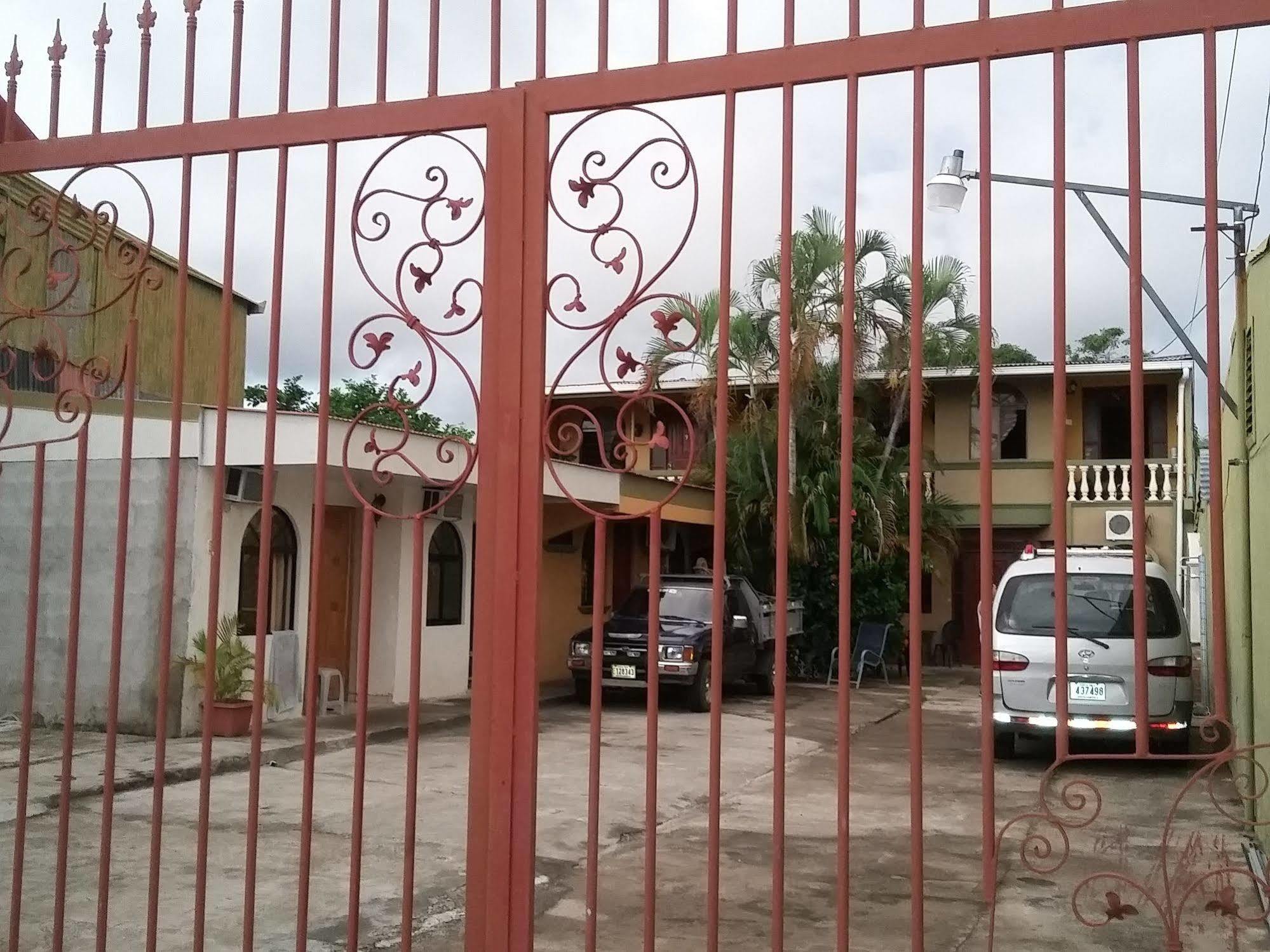 Cabinas Madeleine Puntarenas Exteriér fotografie